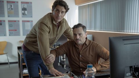 Los actores &Aacute;lex Gonz&aacute;lez y Asier Etxeandia, en un momento de la serie