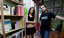Alejandro Veira, que ya particip� en otra librer�a gratuita en Madrid, y Mar�a Pi�eiro. 