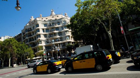 Los taxistas de Barcelona mantienen las concentraciones de protesta en el centro de la ciudad. 