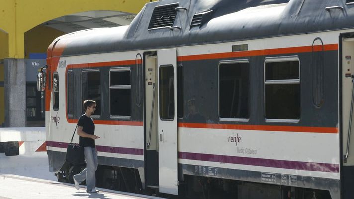 Un pasajero sube a un tren de Renfe en la estaci&oacute;n de Ferrol.