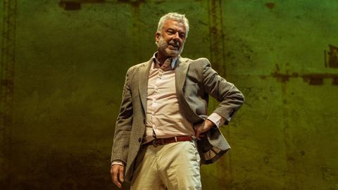 Adolfo Fern�ndez fund� en el 2002 en Bilbao -junto con la productora Cristina Elso, su esposa- la compa��a teatral K Producciones. En la imagen, el actor, retratado en pleno montaje de la versi�n de la novela �En la orilla�, que protagoniz�, escribi�, produjo y dirigi�.