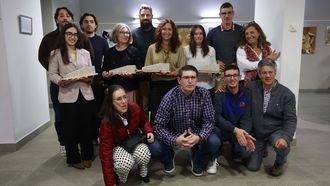 Foto de grupo de los premiados en esta d�cima edici�n, junto a Diego Rodr�guez (a la derecha, agachado) y Carmen Pernas, directora del hotel Herbeira, donde se celebr� el acto