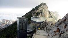 El mirado acristalados que la empresa gijones Ales Iluminaci�n ha instalado, a 400 metros de altitud, en el Pe��n de Gibraltar.El mirador acristalado que la empresa gijonesa Ales Ingenier�a Creativa 360� ha instalado, a 400 metros de altitud, en el Pe��n de Gibraltar