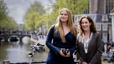 La princesa Amalia, junto a la alcaldesa de �msterdam durante su visita de dos d�as