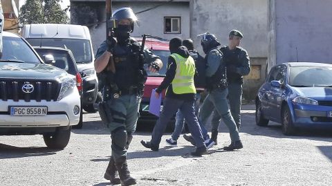 Operativo antidroga de la Guardia Civil en el poblado de O Vao