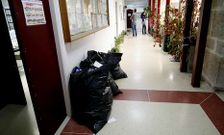Las bolsas con basura y papeles llevan semanas acumuladas en los pasillos de los juzgados. 