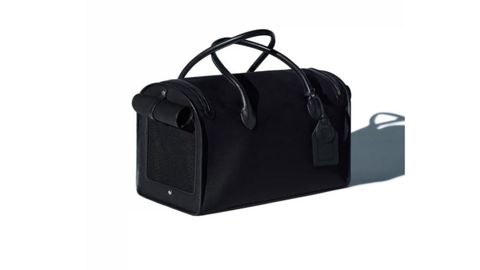 Steven Meisel x Zara 50 Aniversario. Transportín para Mascotas. Un bolso de transporte suavemente estructurado pero seguro para perros pequeños o gatos, confeccionado en una mezcla de cuero y un lienzo tratado de alta gama, obtenido de un fabricante artesanal especializado. Acabado con herrajes de alto brillo y una cremallera escultural, este objeto está concebido y realizado con la precisión que cabría esperar de un artista del calibre de Meisel. Más que un transporte convencional para mascotas, es comparable a un bolso de lujo. Un accesorio para dueños y mascotas con buen gusto.