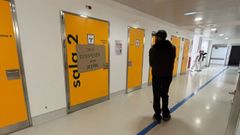 Un cartel indica que una de las salas de rayos de Urgencias est� estropeada desde diciembre