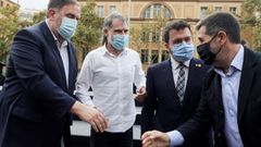 El secretario general de Junts, Jord S�nchez, saluda al presidente de ERC, Oriol Junqueras, ante el presidente de �mnium, Jordi Cuixart, y el presidente de la Generalitat, Pere Aragon�s, durante el acto de conmemoraci�n del referendo ilegal del 1-O.