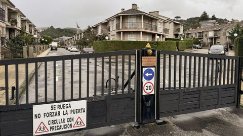 La urbanización afectada tiene un portalón automático que regula el acceso.