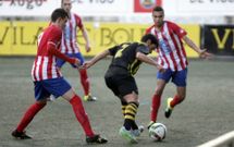 El ariete Adri�n Abelenda y Bilal intenta frenar una internada del defensa vigu�s Pablo F. 