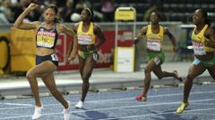 Felix, a la izquierda, despu�s de imponerse en la final de 200 metros del mundial del 2009.