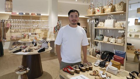El emprendedor Oskar Ruan, en su nuevo comercio, O'Xia