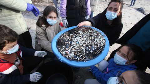 Las viejas raquetas resultaron ser tiles para cribar arena y recoger bolitas de plstico