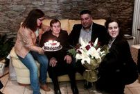 Una delegaci�n municipal xalleira felicit� a la nueva centenaria.