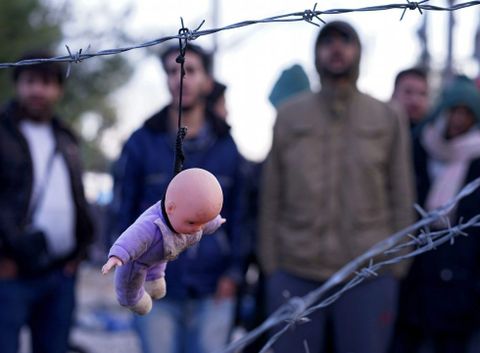 <span lang= es-es >Macedonia levanta una valla</span>. Los refugiados protestaron ayer por la valla que el ej�rcito de Macedonia comenz� a levantar en la frontera con Grecia para filtrar la entrada. 