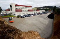 Asfaltadoras y apisonadoras trabajan para habilitar la parcela como aparcamiento.