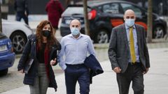 J�come, el martes llegando a los juzgados a declarar, entre su abogada y un colaborador