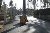 En el lugar de Pazo do Monte uno de los postes el�ctricos ha quedado en el medio del vial. 