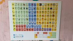 Imaxe dun dos dous comunicadores instalados no patio do CEIP Pluriling�e de Covas, en Viveiro