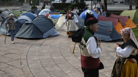 Representantes de la acampada por la vivienda que se estableci� anoche, viernes, en la plaza de La Escandalera, en Oviedo, han denunciado  agresiones verbales  amenazantes y un encontronazo con un  grup�sculo fascista  durante su primera noche de protesta