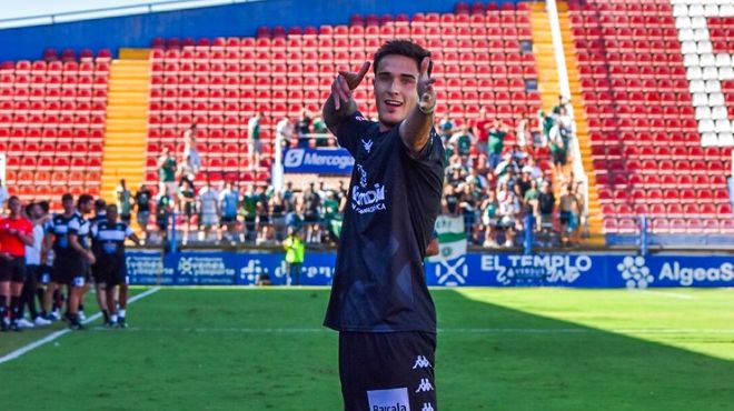 Mingo Celebra su gol ante el Cacereño con el gesto del arquero