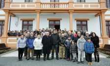 Vecinos posan con miembros de la corporaci�n ante la fachada del viejo escolar de Ma��n. 