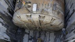 Los operarios desmontan la cabeza de la tuneladora para luego llevarla a reparar. 