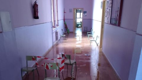 Inundaciones en colegio Pl�cido Beltr�n, de Cia�o, provocadas por la lluvia