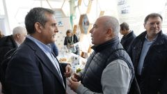 En el centro, Santiago Folgar, presidente de la Asociacin de Volanteros del Cantbrico, que pregunt en las XXIX Xornadas de Pesca por el impacto de los elicos en la flota del noroeste