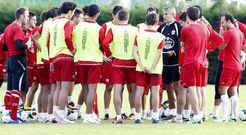 Quique Seti�n da instrucciones a sus jugadores en una sesi�n de entrenamiento de esta semana en A Campi�a.