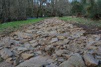 La fuerza del agua arrastr� la tierra de la base del paseo. 