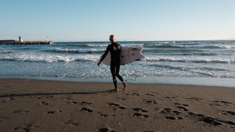 Imagen de archivo de un surfista en M�laga