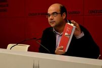 <span lang= es-es >Un manual para el popular. </span>Cela har� llegar a De la Fuente un manual para cargos pol�ticos con detalles de la Ley de Contratos.