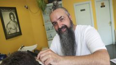 Roberto Vizoso, al frente de su peluquería en el barrio naronés de A Gándara.