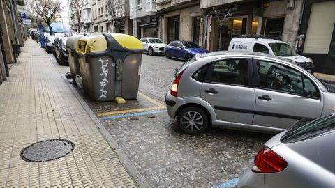 Las plazas siguen pintadas de azul, pero desde el 1 de enero ya no hay que pagar por aparcar en el centro de Ourense.