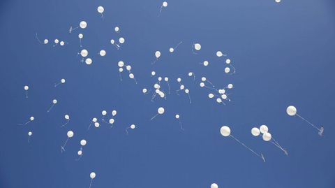 Paz Ourense.Lectura de manifiesto y suelta de globos en la praza Maior de Ourense