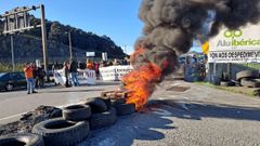 Los trabajadores en el acceso a las instalaciones de Alu Ib�rica en A Coru�a