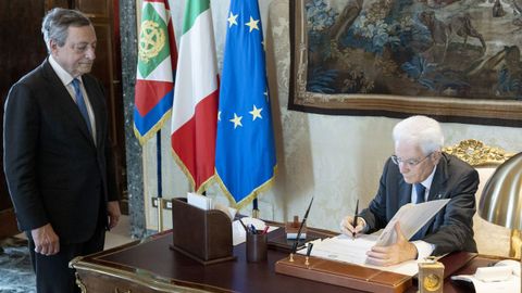 Mario Draghi observa al presidente de la Repblica, Sergio Mattarella, mientras firma el decreto de disolucin del Parlamento