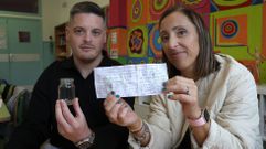 Los profesores Diego Vilario y Paula Fernndez muestran el mensaje