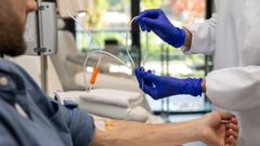 Un hombre, recibiendo tratamiento en un hospital de d�a.