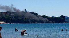 Humo procedente de la embarcaci�n que ardi� en Mi�o