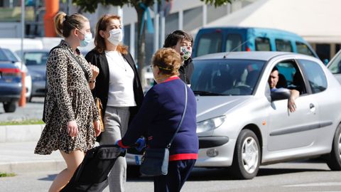 Personas con masacarilla por las calles de Viveiro