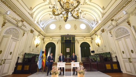 Firma del convenio de colaboraci�n entre los alcaldes de Poio y Baiona, en el sal�n de plenos del Pazo Provincial