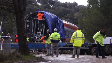 Trabajo de retirada de las v�as de los vagones del Iryo accidentado en Adamuz, el 23 de enero 