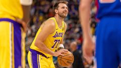 Luka Doncic, antes de lanzar un tiro libre durante el encuentro de los Lakers ante los Pistons