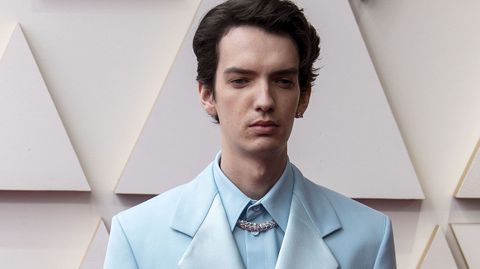 Kodi Smit-McPhee con un arriesgado dise�o de Bottega Veneta.