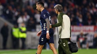 El jugador del Celta Mat�as Vecino, con el fisioterapeuta Ernesto Vieito, tras las molestias que sufri� frente al Lyon.