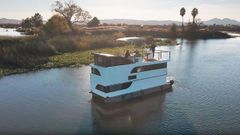 Xoel Álvarez, de la empresa de barcos flotantes Minimo Boats