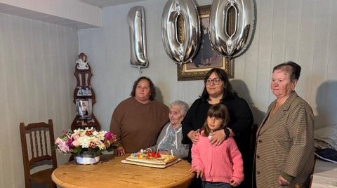 Las cinco generaciones de mujeres en su casa de A Silva.